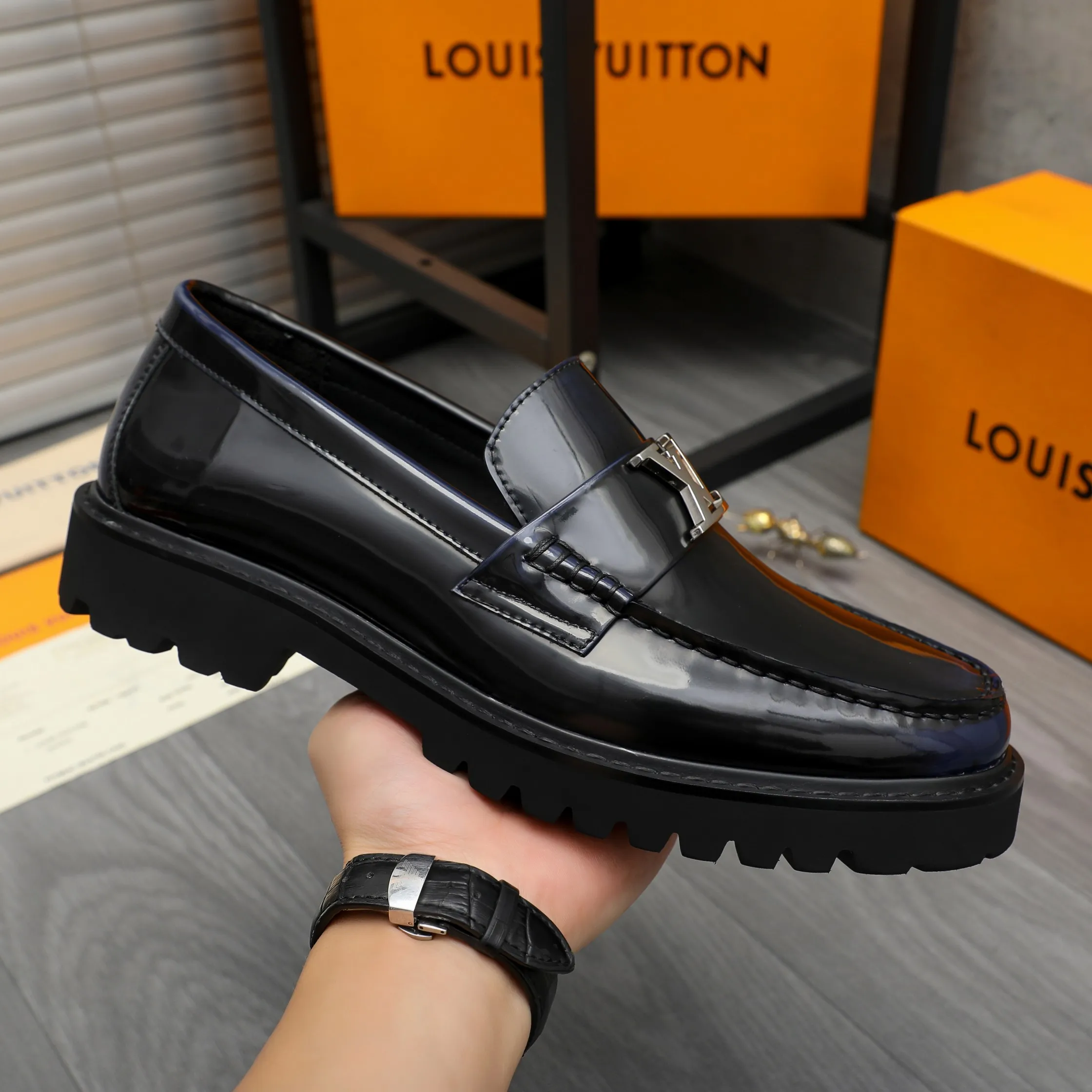 Men's shoes 💰p480 Product trademark: LV (Louis Vuitton) business slip-on leather shoes Regular size: 38-45 (45 is custom-made and non-returnable) Product materials: Selected high-quality color-brushed cowhide upper, cowhide lining, original rubber outsole